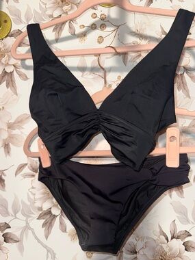A. Ché Black Two-Piece Swimsuit Set Bottoms: XS. Top: 4